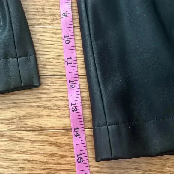 ❤️2/$50❤️[XS]Vero Moda Paulina  Faux Leather Wide Leg Black Burmuda Shorts - Picture 9 of 10